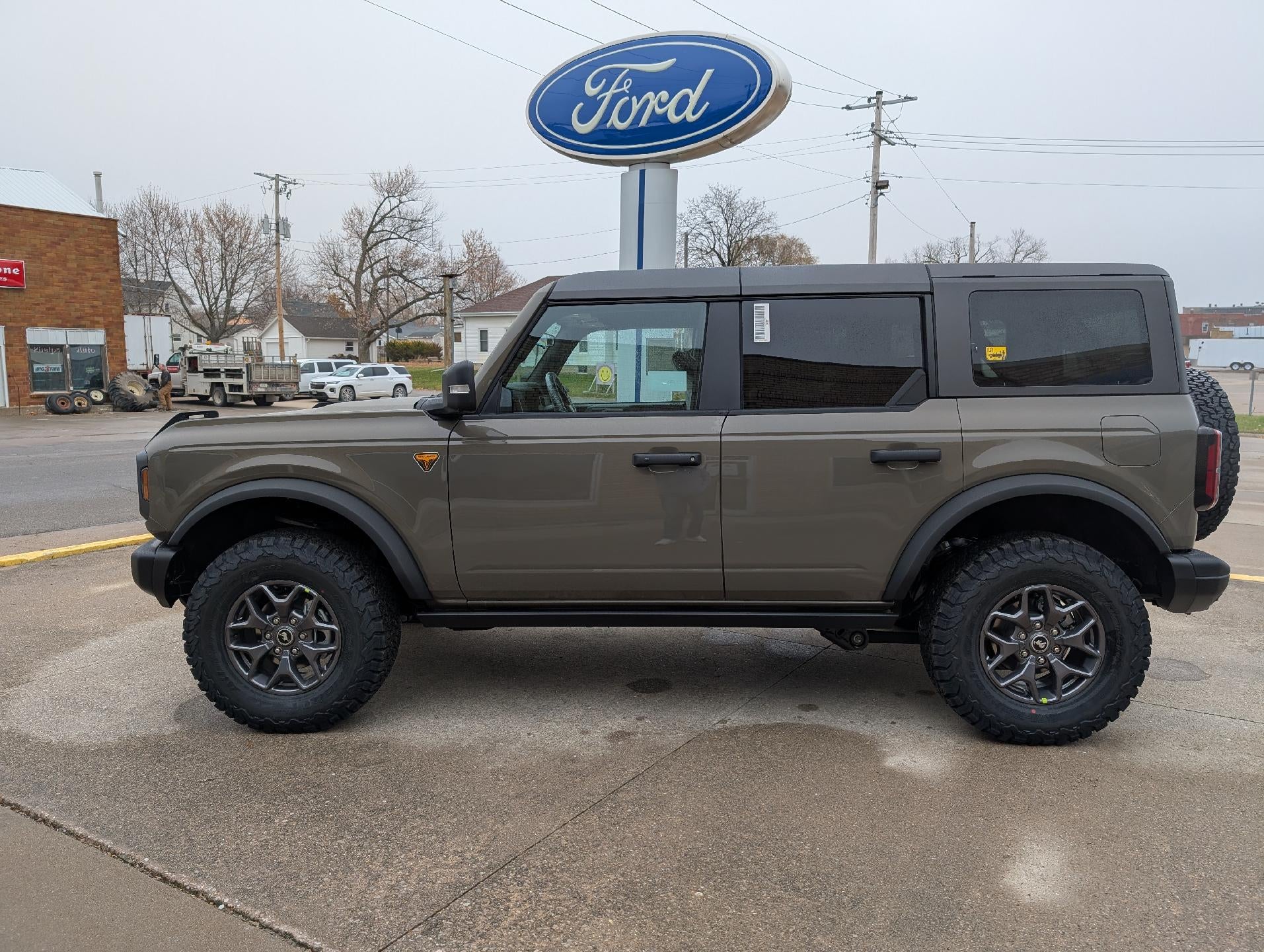 2025 Ford Bronco Badlands 4 Door Advanced 4x4 in Marsh Gray — front three-quarter view
