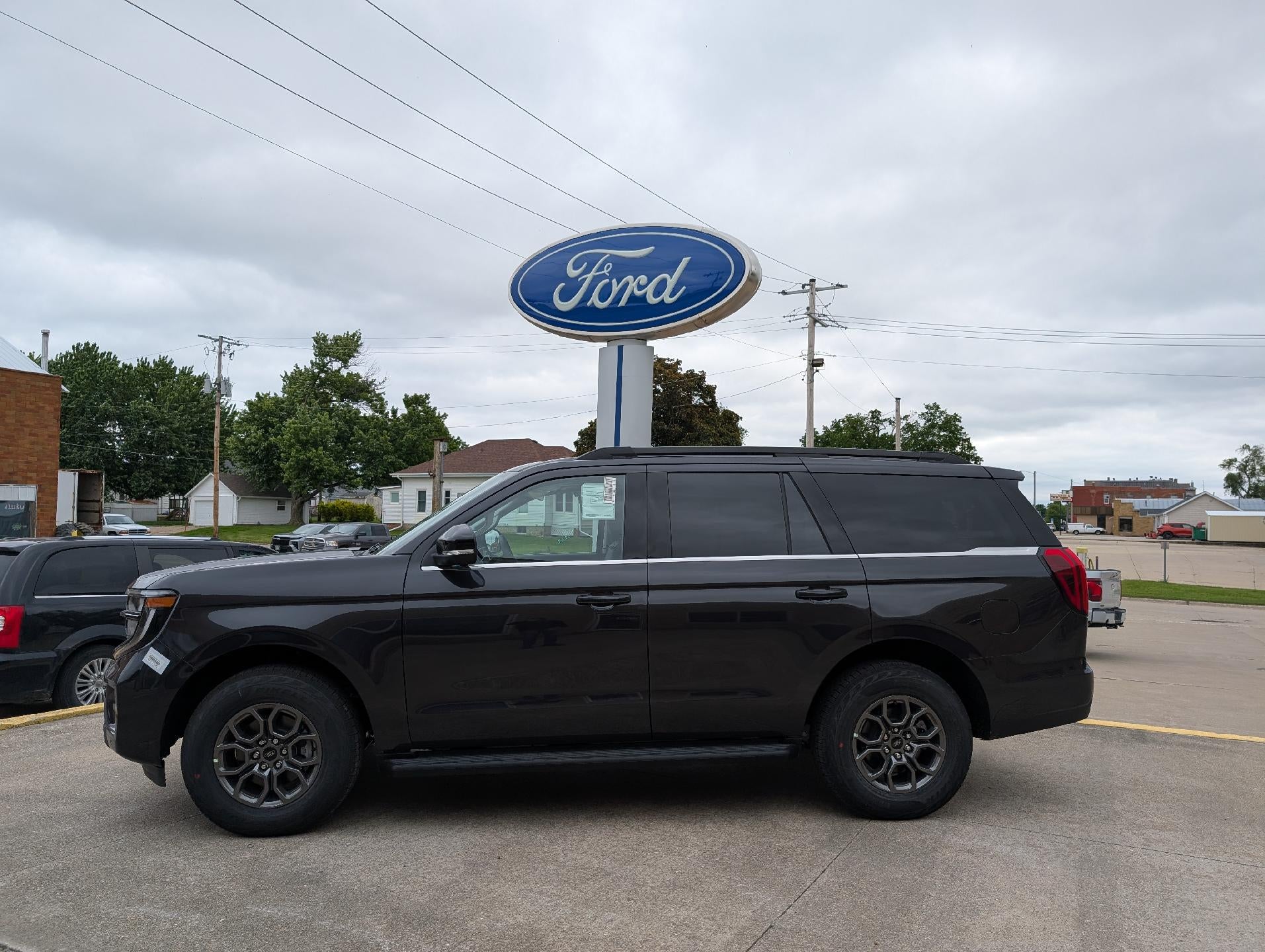 2026 Ford Expedition Active 4x4 in Dark Matter Gray Metallic — front three-quarter view