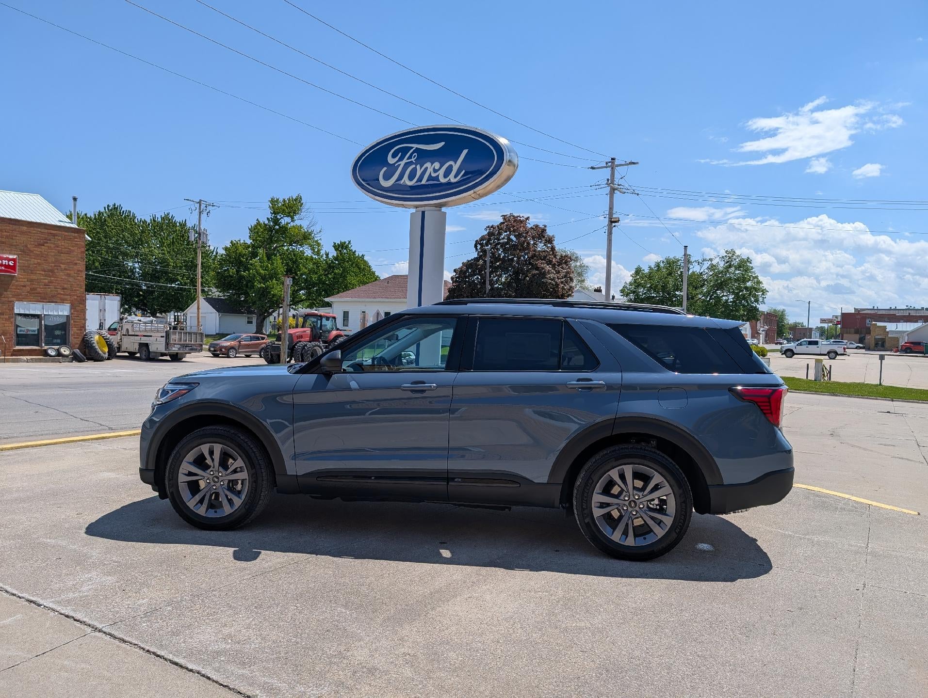 2026 Ford Explorer Active w/200A Pkg 4WD in Vapor Blue Metallic — front three-quarter view