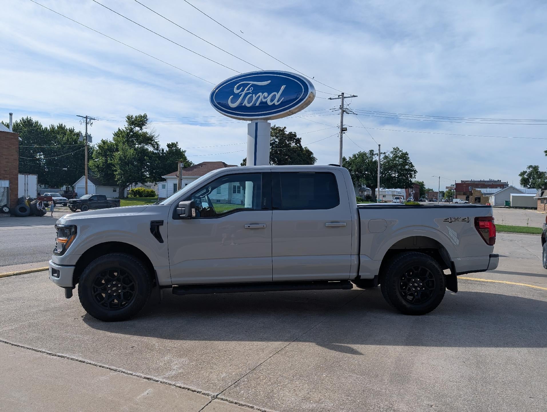2024 Ford F-150 XLT 4WD SuperCrew 5.5' Box in Avalanche — front three-quarter view